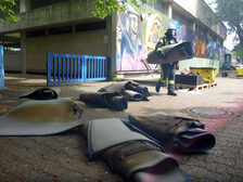 Angebrannte Matten vor der Sporthalle.