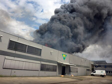 Rauchwolken über der Lagerhalle.