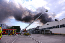 Löscharbeiten mithilfe der Drehleiter.