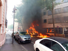 In Flammen stehende Kehrmaschine.