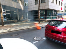 Stichflamme aus einem Kanalisationsschacht.