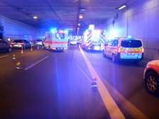 Einsatzfahrzeuge im Mainzer Autobahntunnel