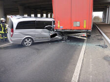 Ein Mercedes Kleintransporter eingeklemmt unter dem LKW Auflieger.
