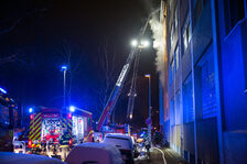 Nächtliche Löscharbeiten an der Einsatzstelle.