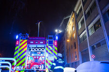 Nächtliche Löscharbeiten an der Einsatzstelle.