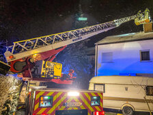 Nächtliche Löscharbeiten mithilfe der Drehleiter.