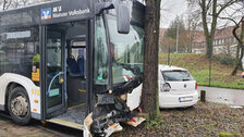 Verunfallter Bus und Auto.