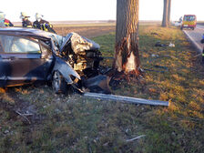 Stark beschädigtes Unfallfahrzeug neben dem Baum, mit dem es kollidierte.