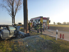 Einsatzkräfte an der Unfallstelle.