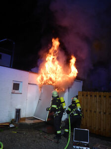 Einsatzkräfte bei der Brandbekämpfung.