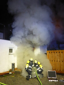 Brandbekämpfung an der Einsatzstelle.