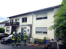 Einsatzkräfte vor dem Brandobjekt.