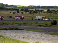 Einsatzfahrzeuge beim notgelandeten Ultraleichtflugzeug.