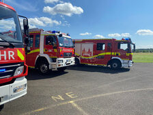 Einsatzfahrzeuge auf dem Rollfeld.