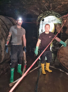 Einsatzkräfte in einem Weinkeller.