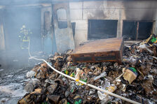 Einsatzkräfte bei den Löscharbeiten.