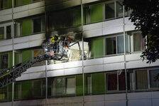 Einsatzkräfte der Feuerwehr bei Löscharbeiten mithilfe der Drehleiter.