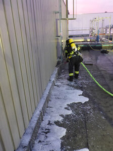 Löscharbeiten an der Einsatzstelle.