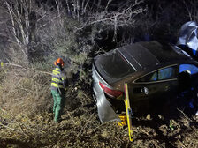 Bergungsarbeiten neben dem Unfallfahrzeug.