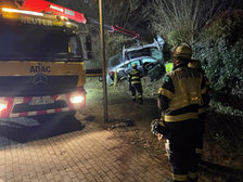 Unfallfahrzeug wird auf den Abschleppwagen aufgeladen.