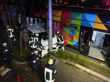 Unfallfahrzeug neben der Straßenbahn.