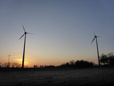 Windräder in der Morgendämmerung.