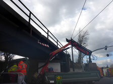 In den Oberleitungen verhakter Ladekran.