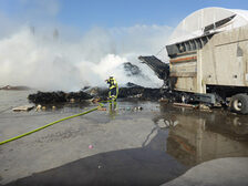 Löschen des Müllbrandes.