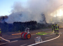 Rauchwolken steigen über dem Grundstück auf.