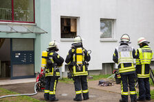 Einsätzkräfte vor dem Wohnhaus.
