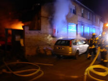 Löscharbeiten in der Nacht.