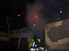 Löscharbeiten in der Nacht.