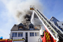 Löscharbeiten mit der Drehleiter.