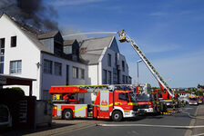 Löscharbeiten mit der Drehleiter.