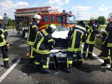 Einsatzkräfte an der Unfallstelle.