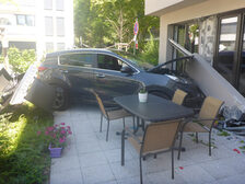 Demoliertes Fahrzeug vor der Hauswand.