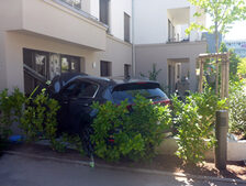 Unfallfahrzeug auf der Terasse.