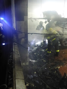 Einsatzkräfte im Brandobjekt.