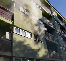 Rauch dringt aus der Brandwohnung.