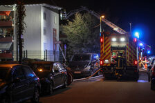 Einsatkräfte bei nächtlichen Löscharbeiten.