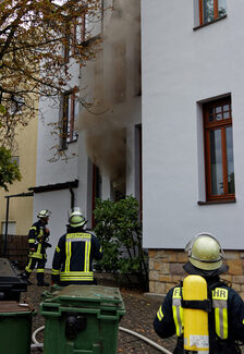 Rauch dringt aus einem Fenster aus.