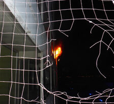 Flammen dringen aus dem Gebäude aus.