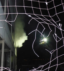 Rauch dringt aus dem Gebäude aus.