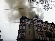 Rauch dringt aus dem Dachstuhl aus.