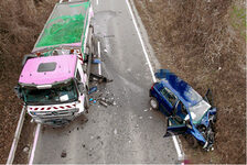 Lauftaufnahme der verunfallten Fahrzeuge.