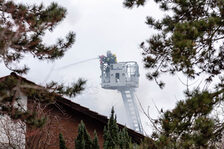 Löscharbeiten mit der Drehleiter.