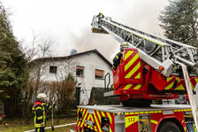 Löscharbeiten mit der Drehleiter.