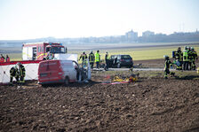 Einsatzkräfte an der Unfallstelle.