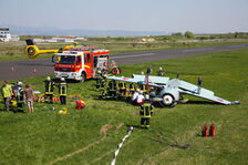 Einsatzkräfte am verunfallten Flugzeug.