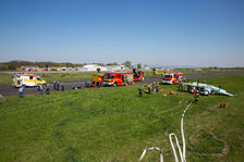 Einsatzkräfte am Unfallort.